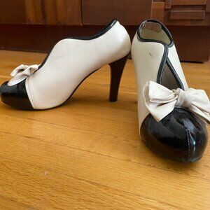 Vintage black and white pumps